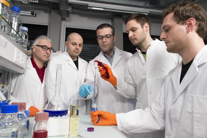 Projekt-Beauftragter: Dr. Giovanni Camici (Mitte) mit seiner Forschungsgruppe.